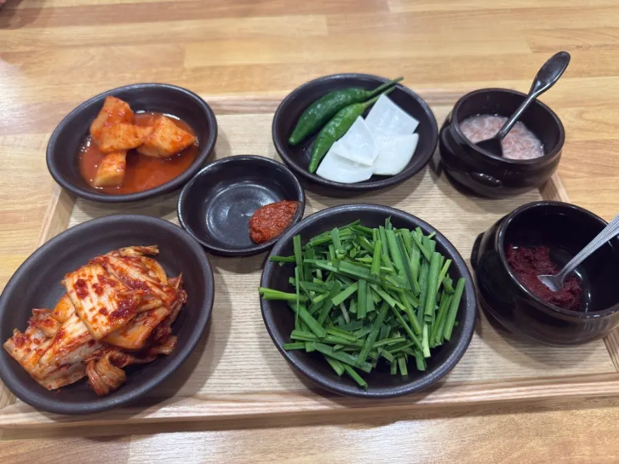 트레이에 정갈하게 차려진 기본 밑반찬