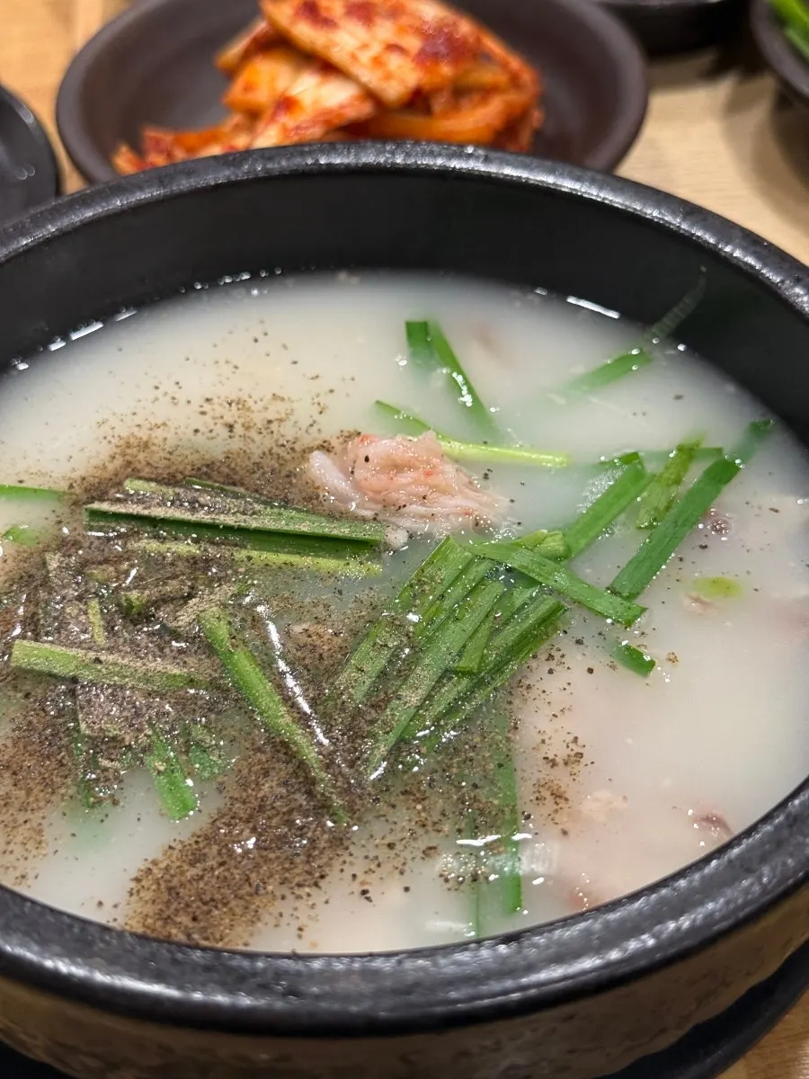 간을 하기 전 맑은 사골 국물 한 스푼