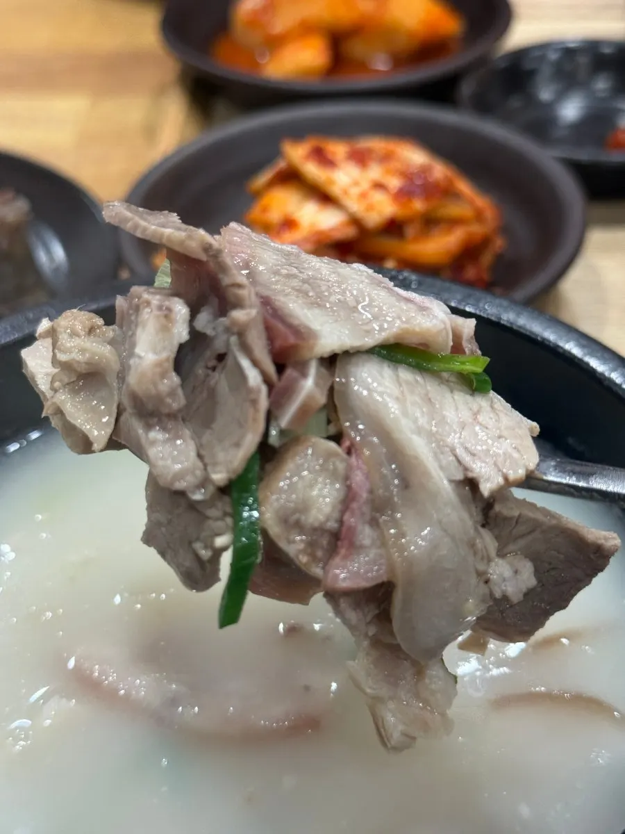 돼지국밥 국물 클로즈업