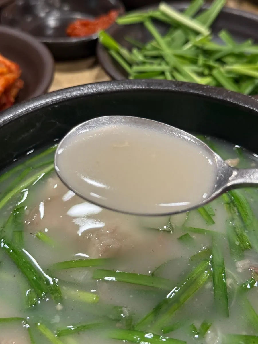 숟가락으로 떠 올린 국밥 고기