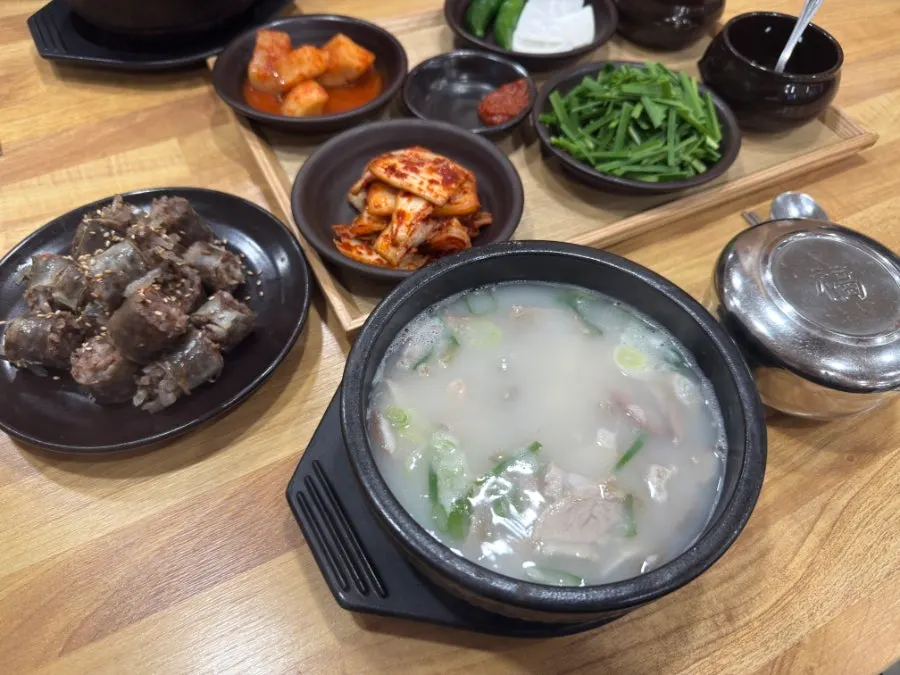 고기가 푸짐하게 들어간 돼지국밥 한 상