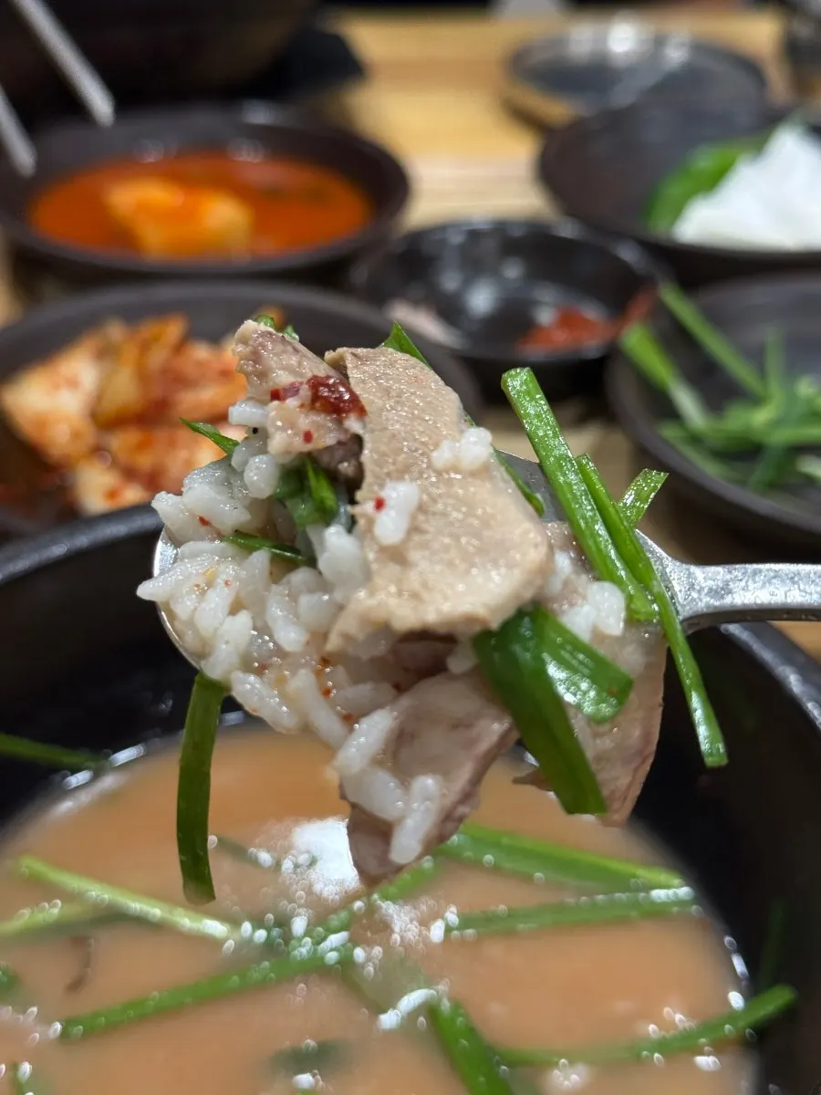 다대기를 푼 붉은 국물의 돼지국밥