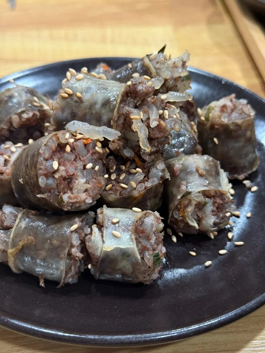 밥을 말아 깍두기를 올린 국밥 한 숟갈