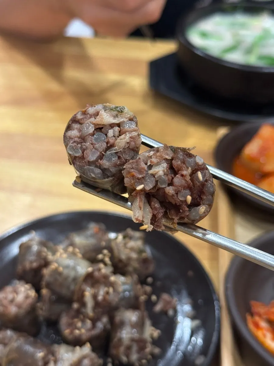 갓 쪄낸 맛보기순대 한 접시
