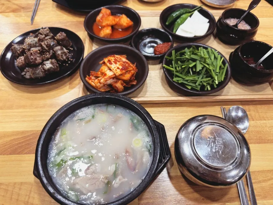 돼지국밥과 맛보기순대가 차려진 식탁