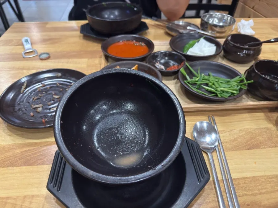 국물까지 비운 빈 뚝배기