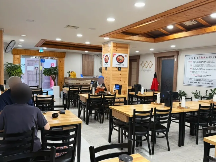용호돼지국밥 오픈주방 모습