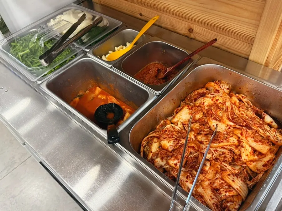 국밥과 함께 나온 김치 반찬 접시