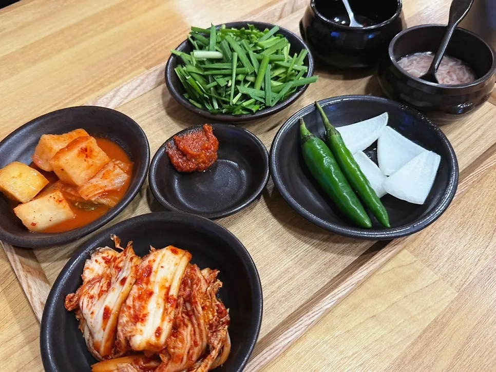부추와 새우젓 등 기본찬이 깔린 테이블