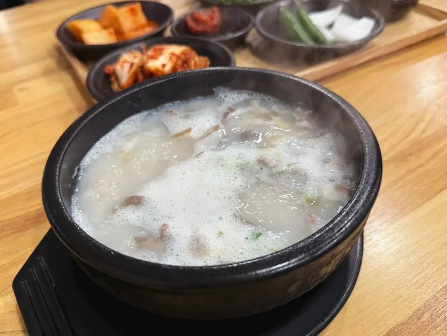 뚝배기에 담긴 돼지국밥과 섞어국밥