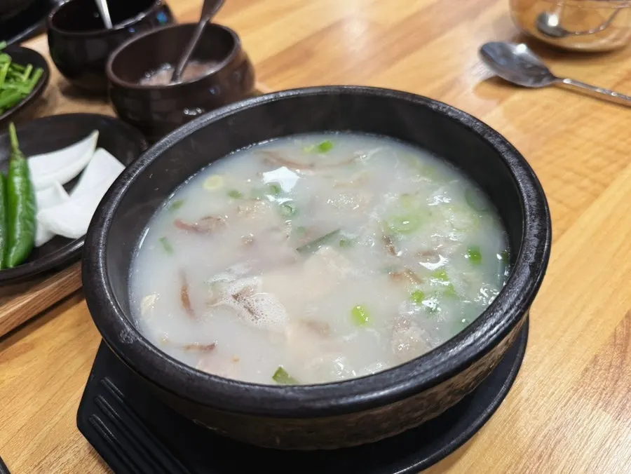 순대와 내장이 든 섞어국밥 한 그릇