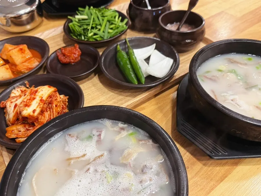용호돼지국밥 국밥 한 끼 상차림