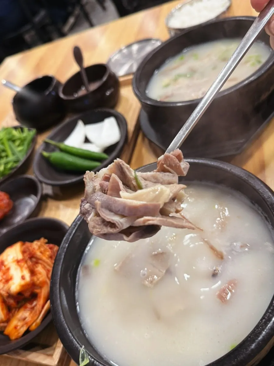새우젓과 부추로 간을 맞춘 섞어국밥