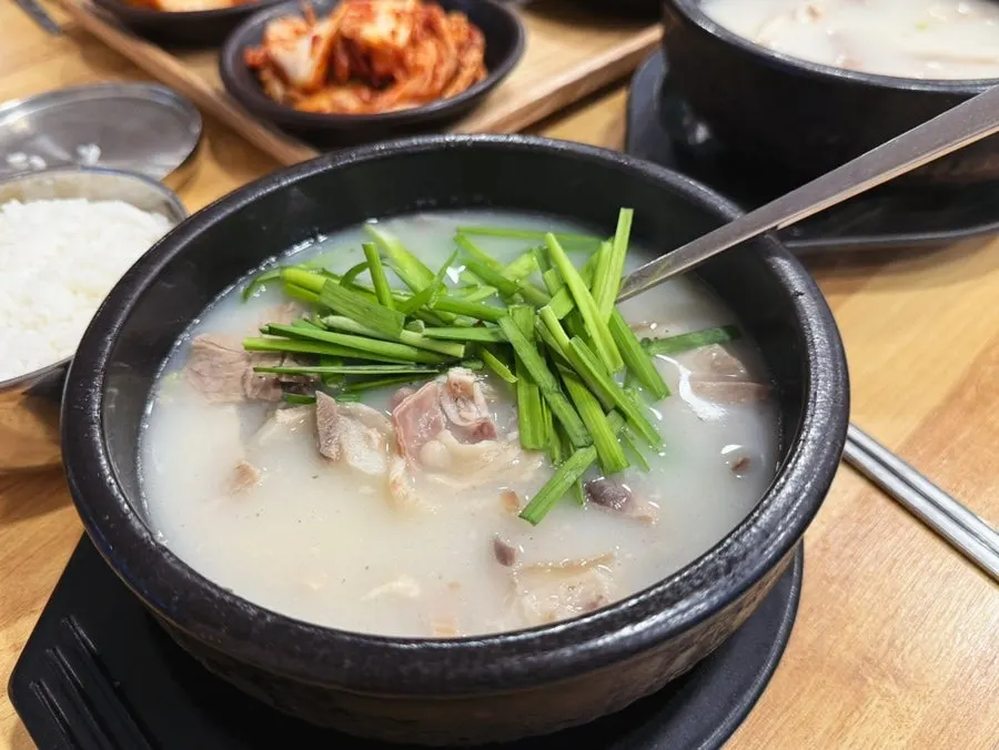 밥을 말아 먹는 섞어국밥
