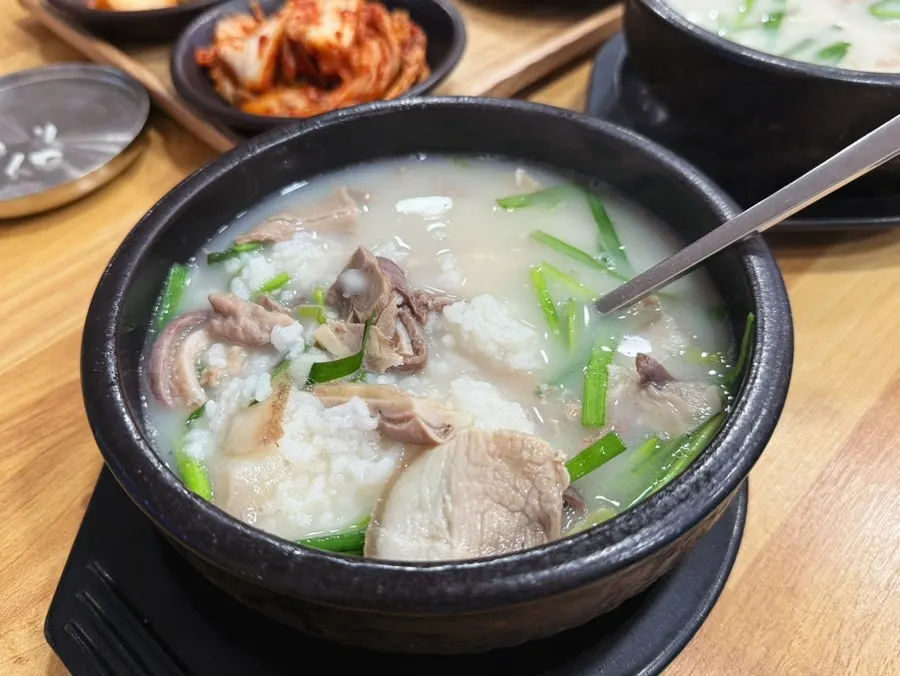 고기가 듬뿍 든 돼지국밥