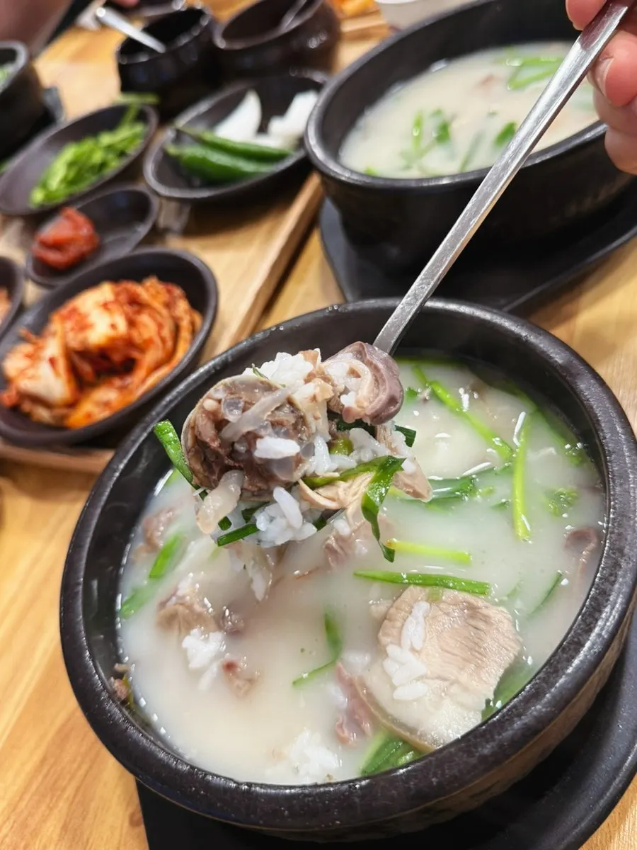 돼지국밥 살코기 건더기 클로즈업