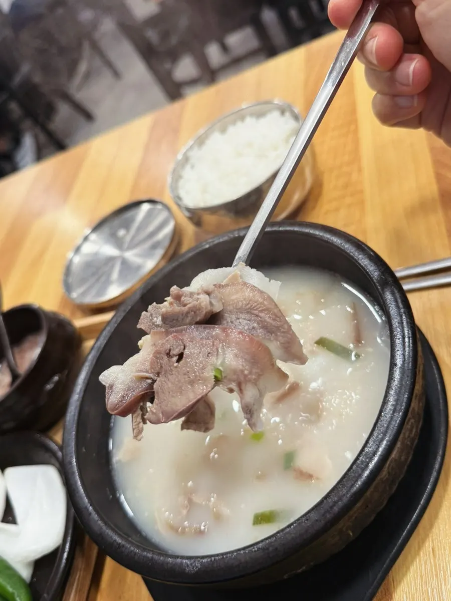 배추김치를 올려 먹는 돼지국밥