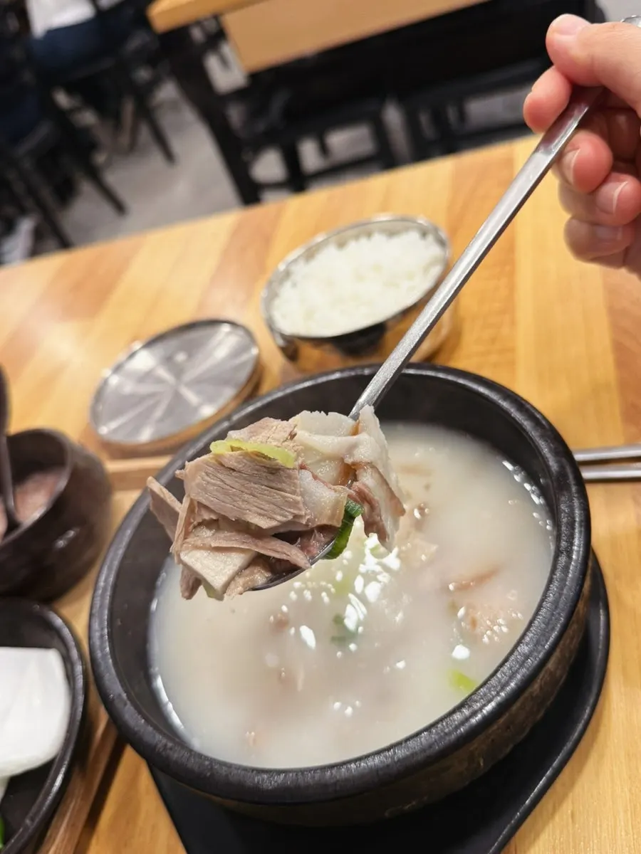 밥을 말아 놓은 돼지국밥 한 숟가락
