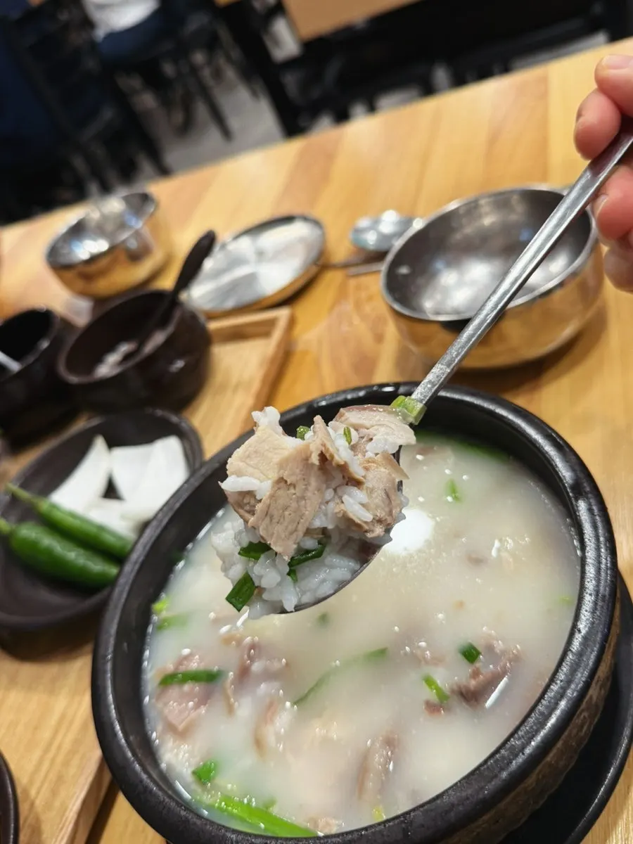 부드러운 고기가 보이는 돼지국밥