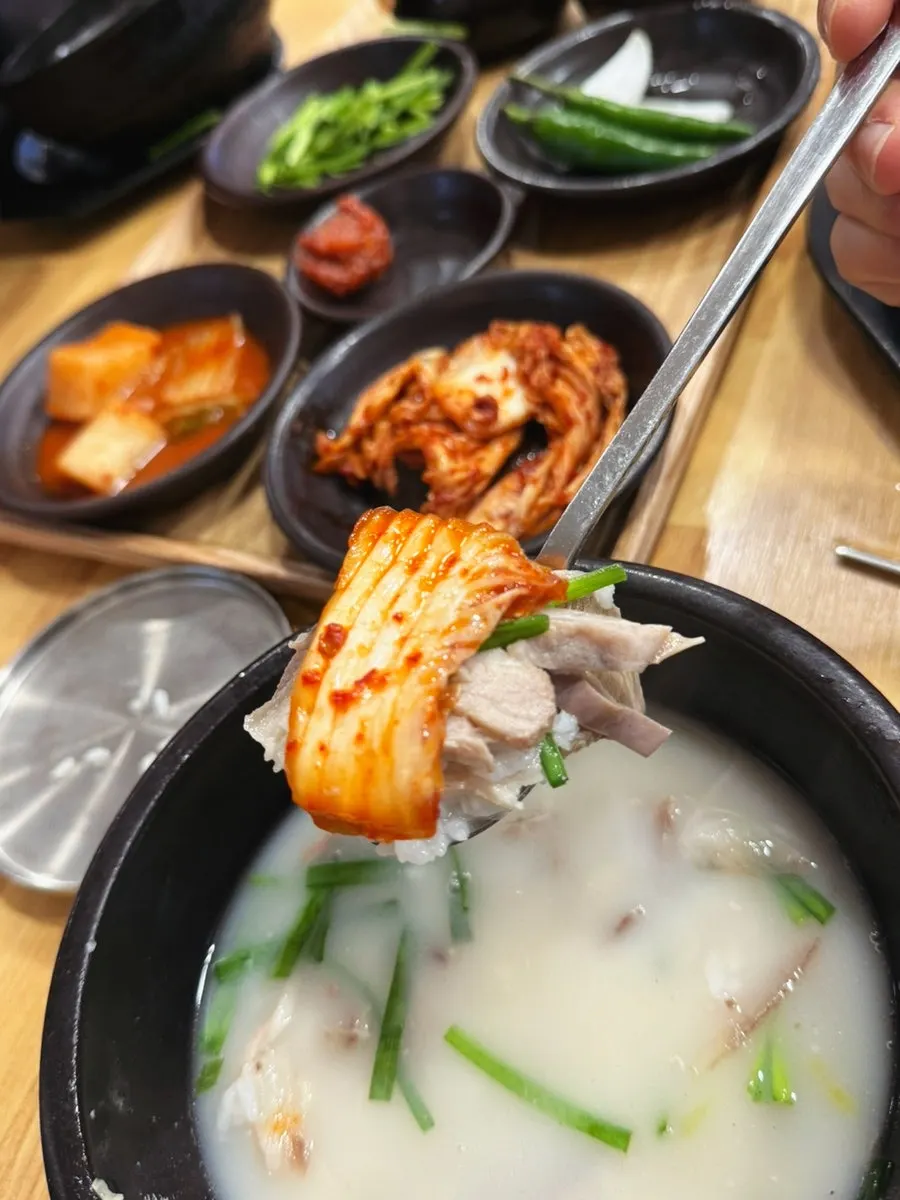 비워가는 용호돼지국밥 뚝배기