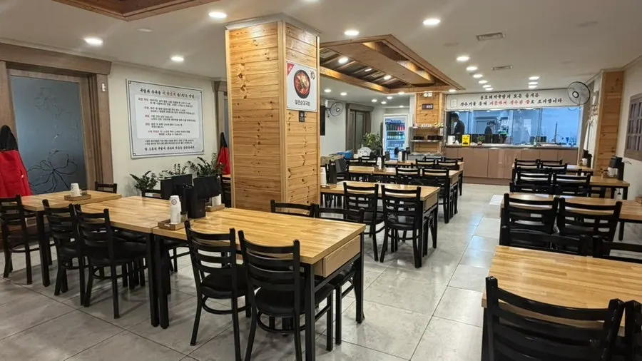 용호돼지국밥 매장 내부와 좌석