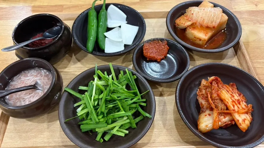 용호돼지국밥 아삭한 김치 접시