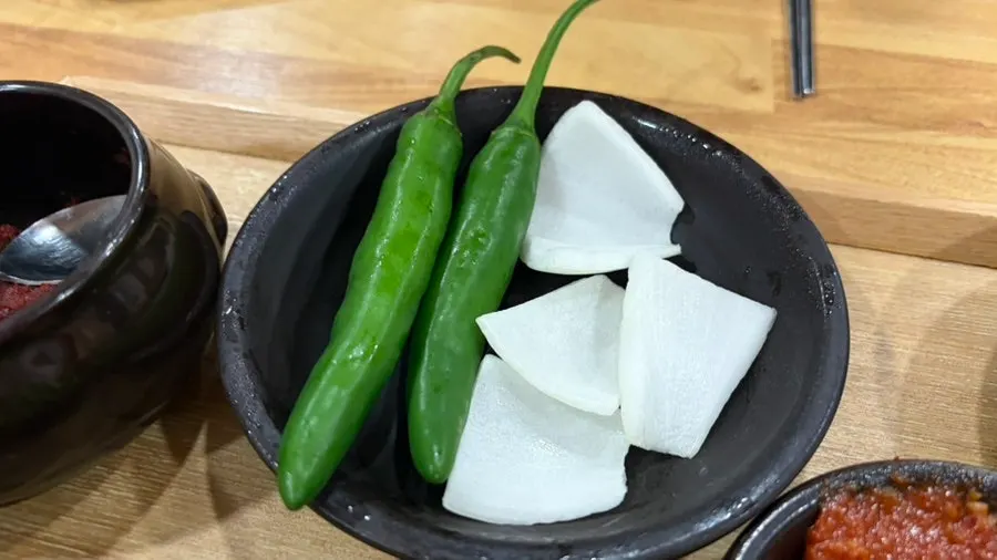 김치를 집어 든 모습