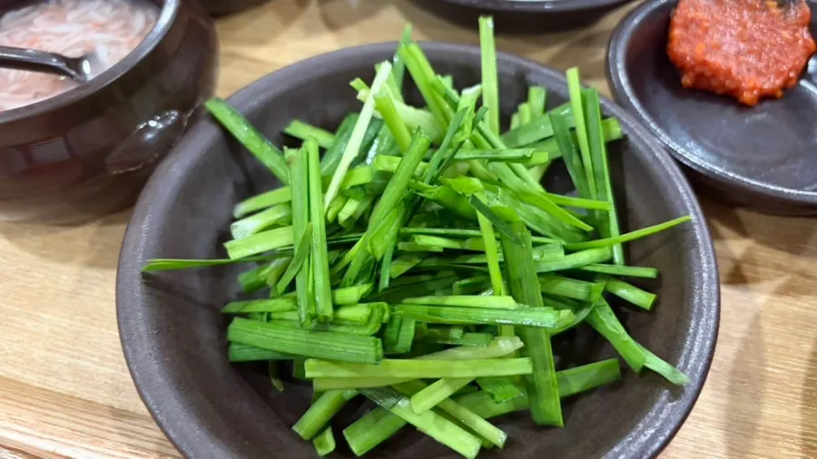 용호돼지국밥 테이블 위 반찬
