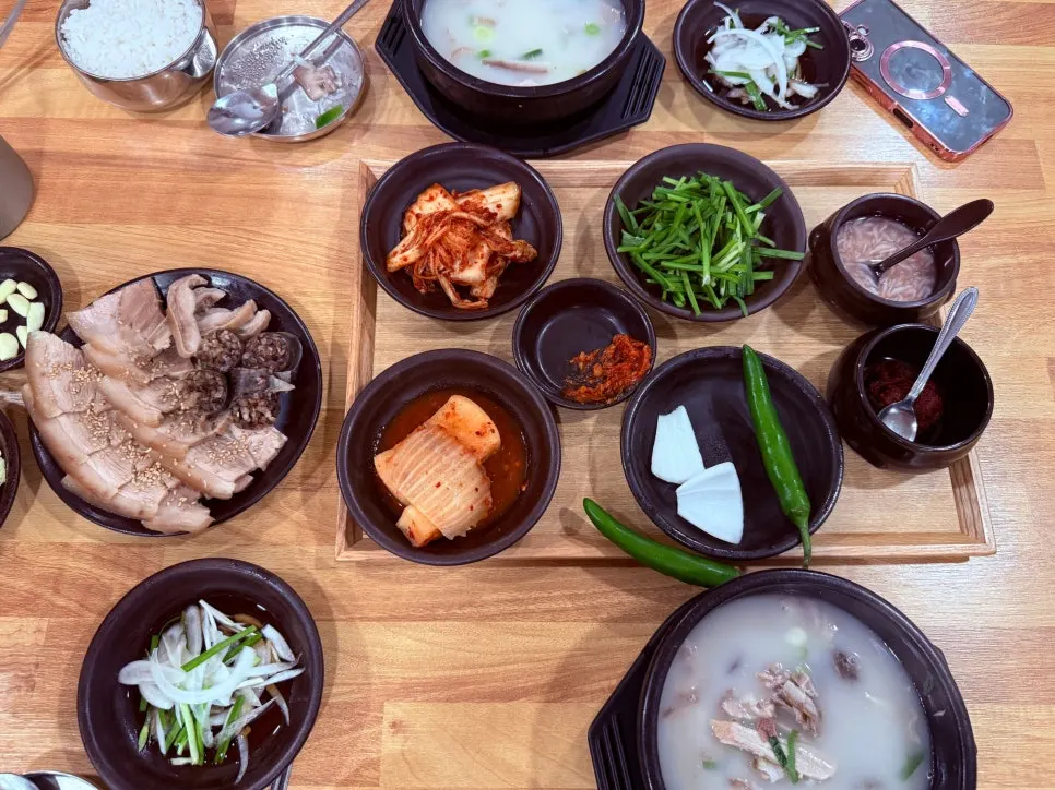 김치와 밥을 함께 담은 상차림