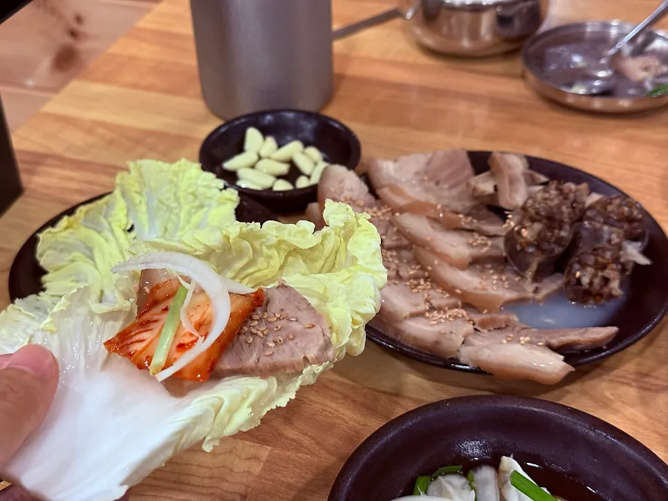 푸짐하게 나온 맛보기 수육 한 접시
