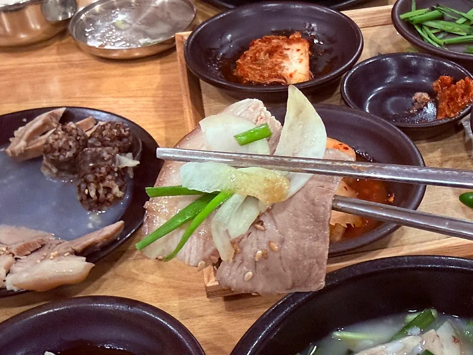 수육과 쌈, 겉절이 곁들인 상차림