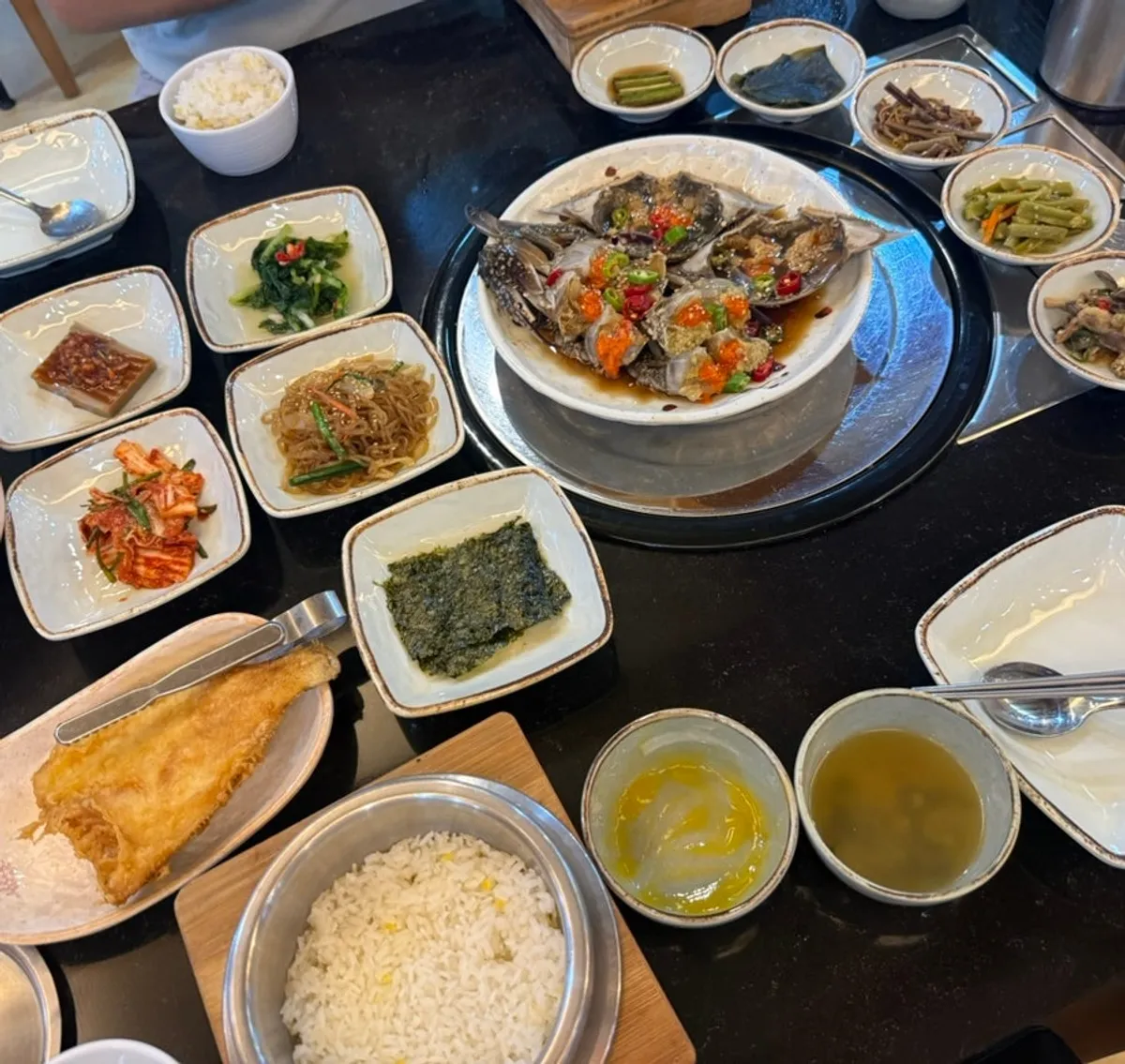 Soy-marinated crab set with pot rice and grilled flounder