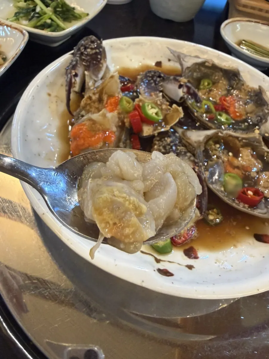 醤油ケジャンと温かい釜飯の食事構成
