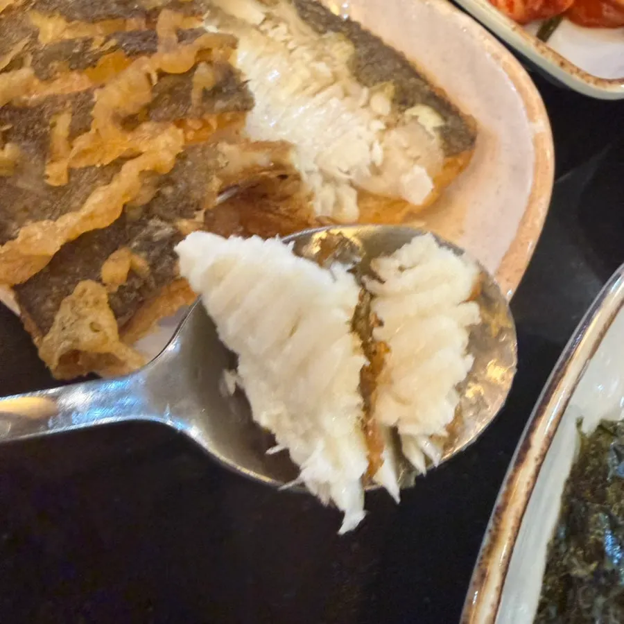 Varied accompanying side dishes from the soy-marinated crab set