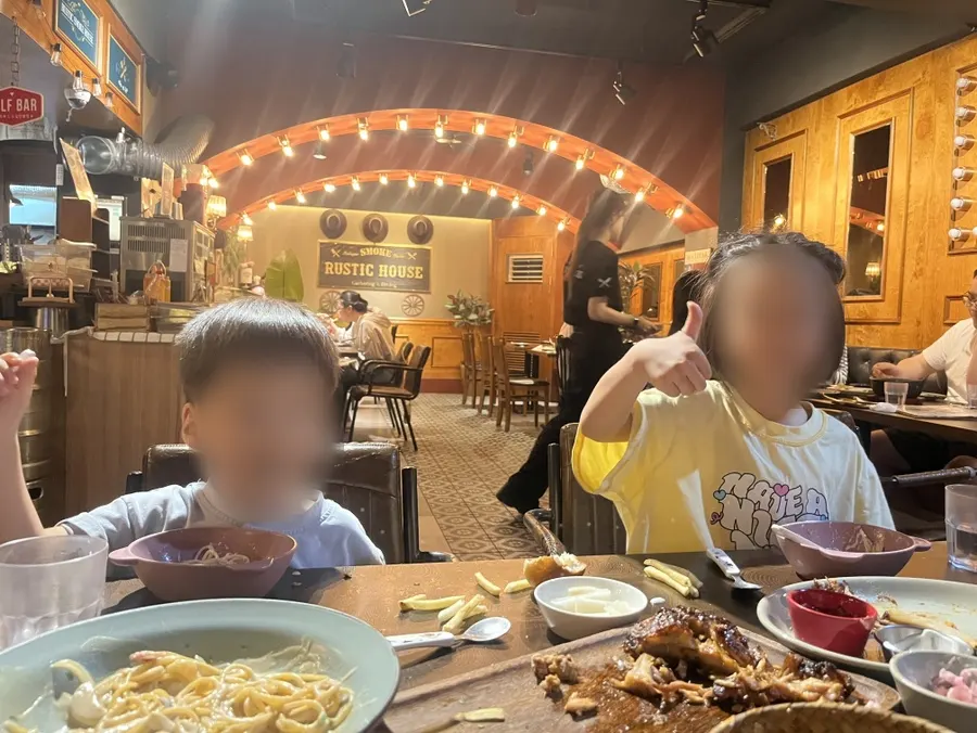 コールスローとモーニングパンを添えたリブ