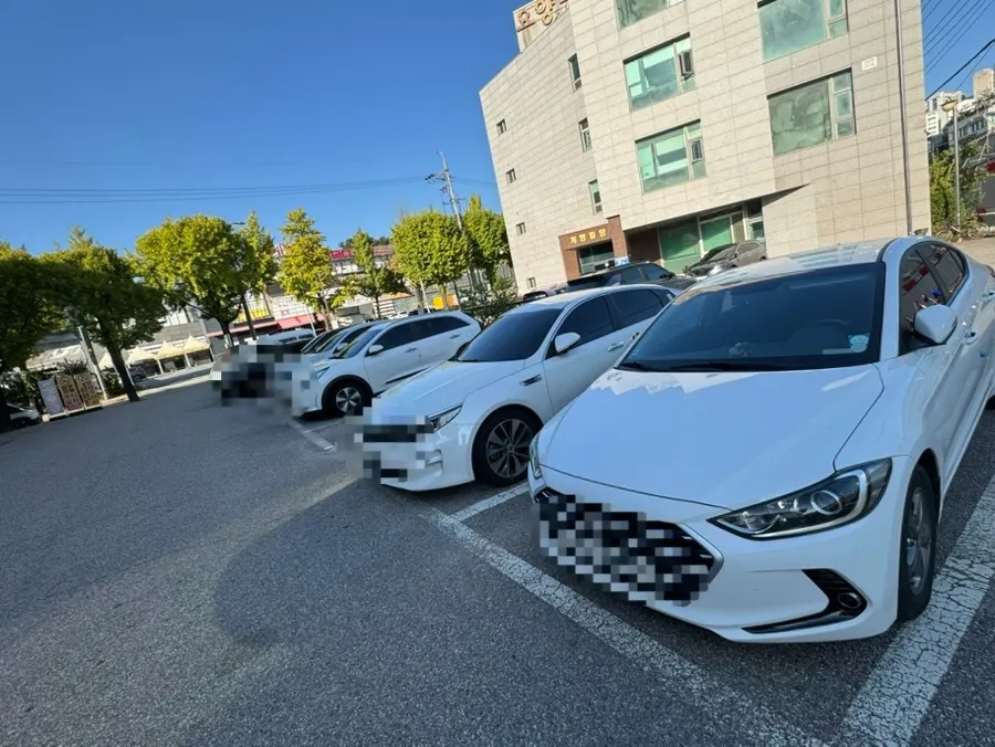 건물 앞 무료 주차 공간