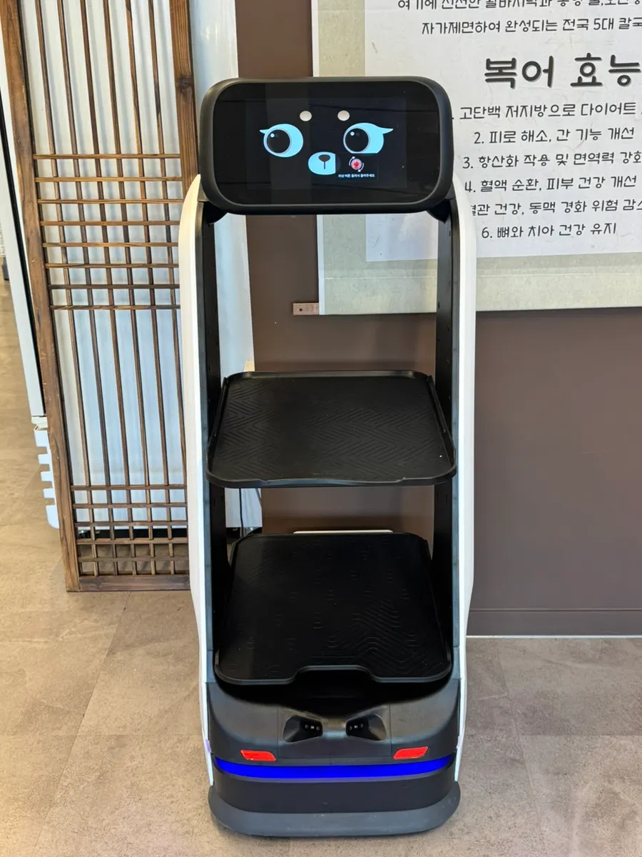 홀 한쪽에 세워진 서빙 로봇
