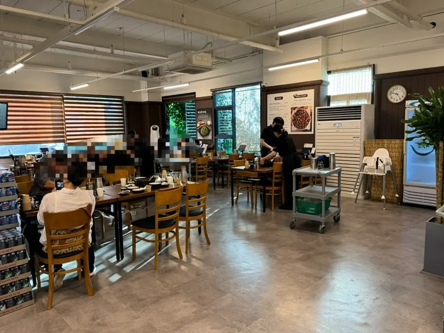 오후 5시 손님이 앉아 있는 매장 전경