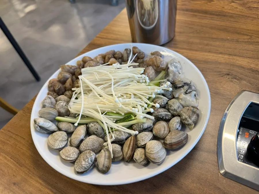 조개 오만둥이 굴이 담긴 칼국수 재료