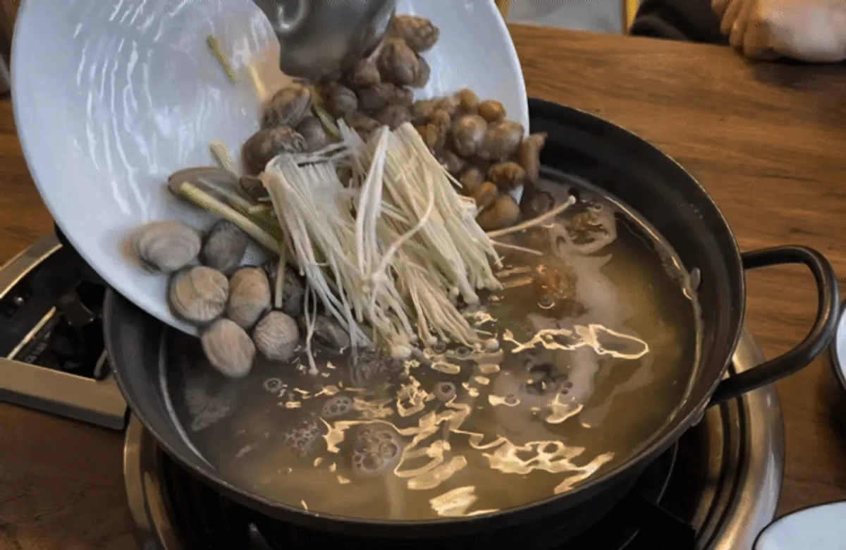 복육수를 부어 끓이는 복해물칼국수 냄비