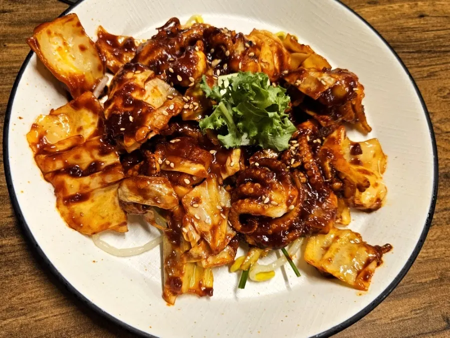 Fresh kimchi and cubed radish kimchi side dishes