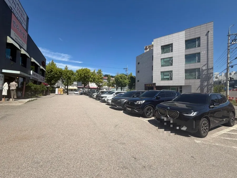 Parking spaces beside the Yubok Kalguksu restaurant