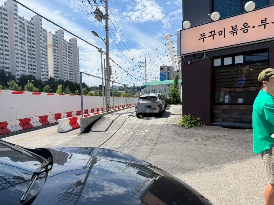 The shared parking lot in front of the restaurant