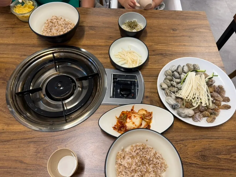 Plate of clams and omandungi for the kalguksu
