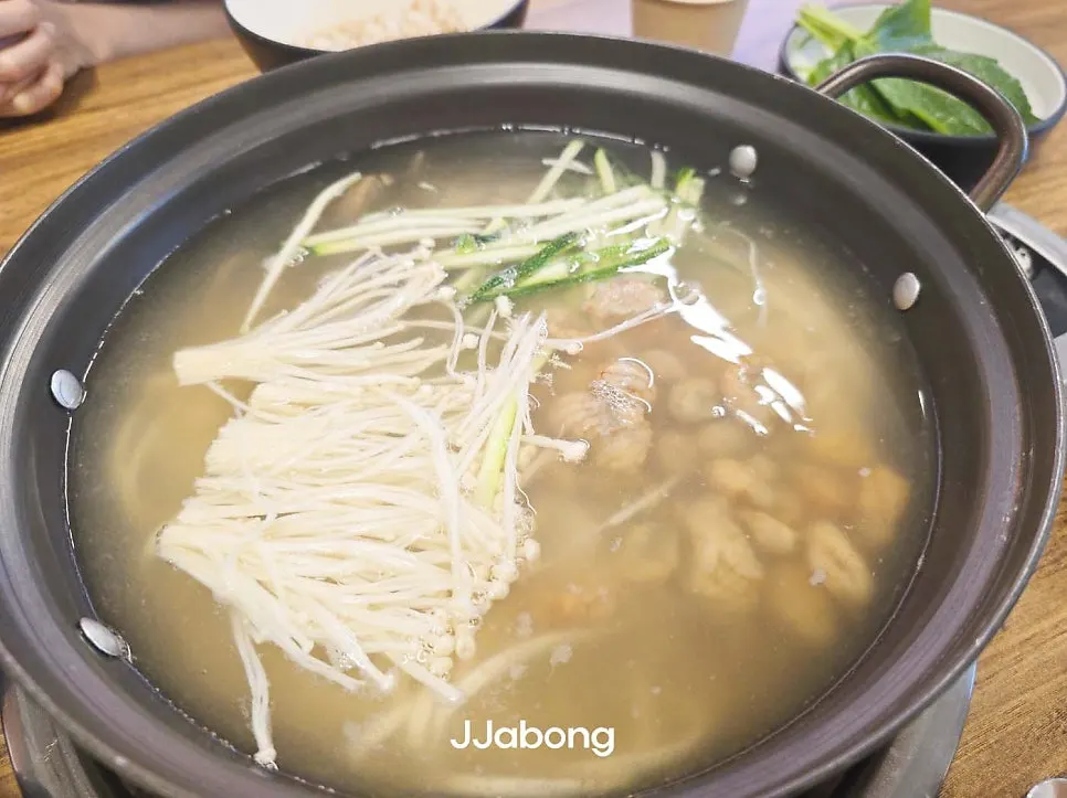 테이블에 놓인 모래시계와 칼국수 끓이는 법 안내판