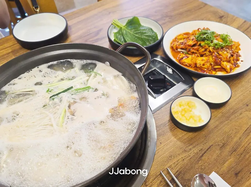 굴 미더덕 바지락을 넣고 끓이는 복해물칼국수