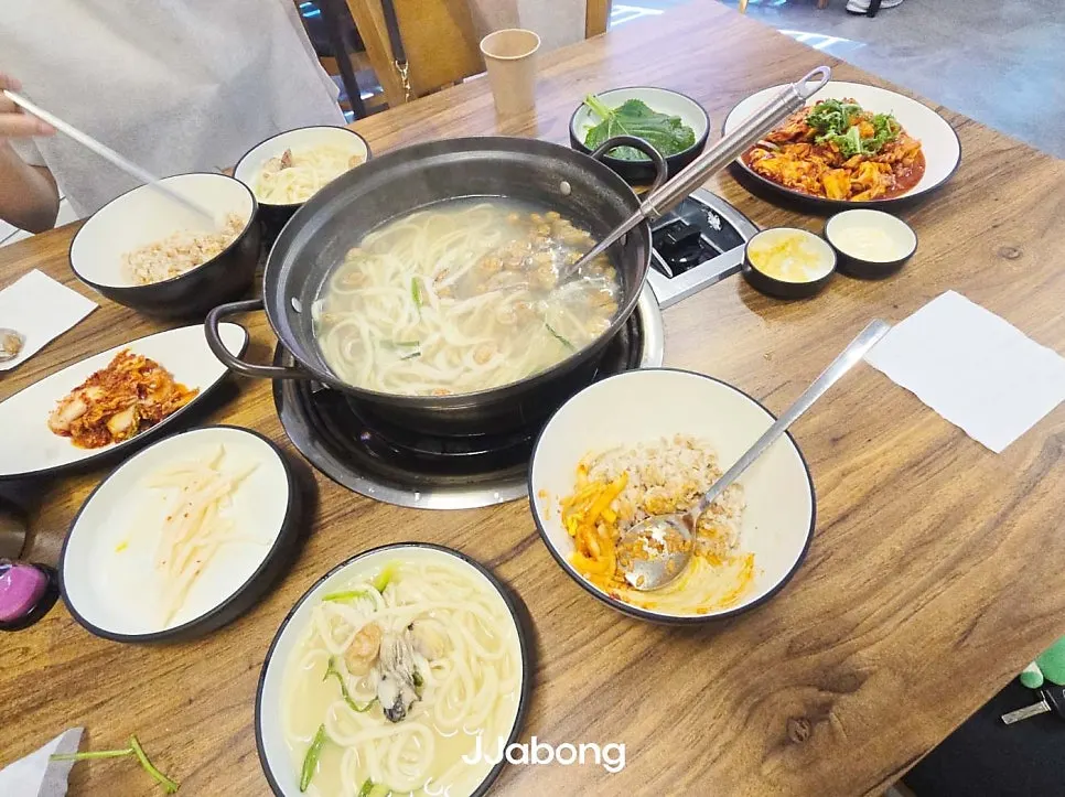 팔팔 끓은 복육수 해물칼국수 국물