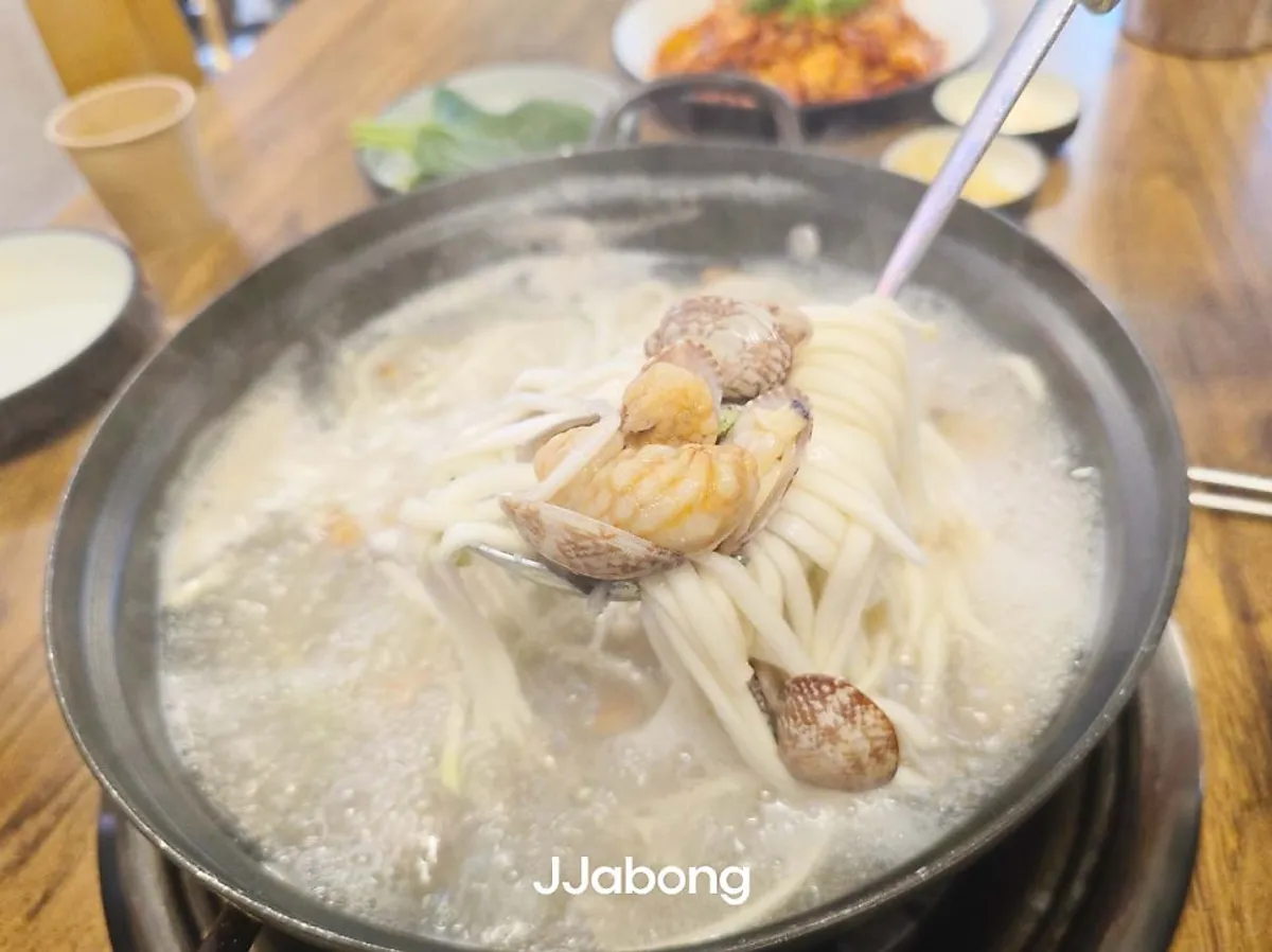 유자생채와 겉절이 등 곁들임 반찬