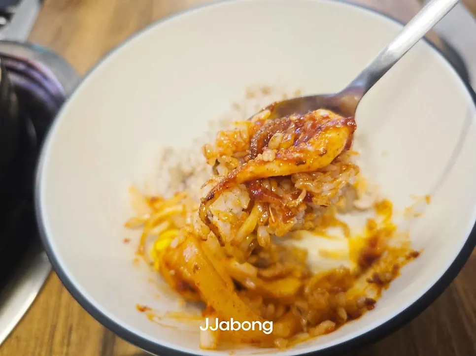 사이드로 추가한 깻잎 날치알 마요네즈
