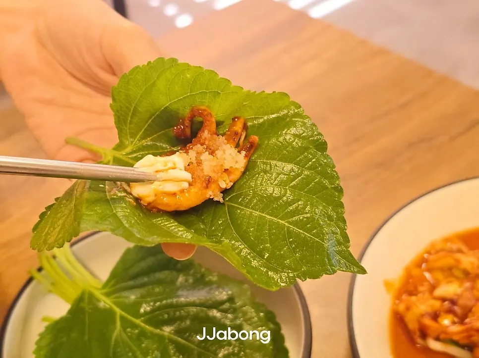 깻잎에 쭈꾸미와 날치알을 올린 쌈